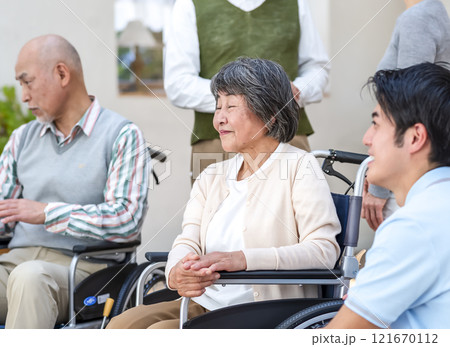 ケアホーム 高齢者とケアスタッフ ケアホーム 高齢者とケアスタッフ 121670112