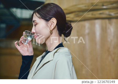 酒蔵で試飲する女性 121670149