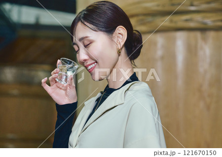 酒蔵で試飲する女性 121670150