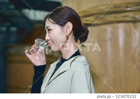 酒蔵で試飲する女性 121670152