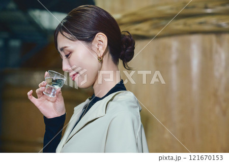 酒蔵で試飲する女性 121670153