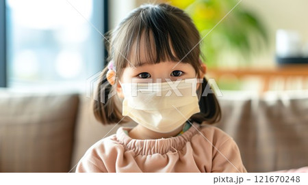 マスクをするアジア人の女の子01 121670248