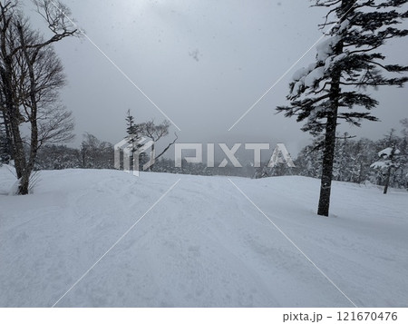 2024年12月の福島県のグランデコスノーリゾートの雪上徒歩ルートからのゲレンデ 2024年12月の福島県のグランデコスノーリゾートの雪上徒歩ルートからのゲレンデ 121670476