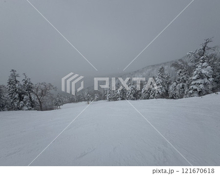 2024年12月の福島県のグランデコスノーリゾートの雪上徒歩ルートからのゲレンデ 121670618