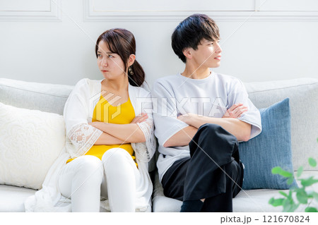 険悪なカップル 121670824