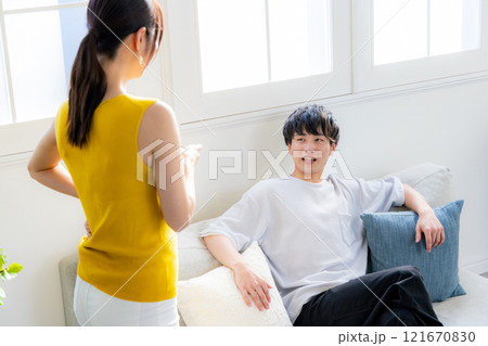 喧嘩をする男女 喧嘩をする男女 121670830