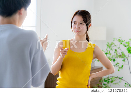 喧嘩をする男女 121670832