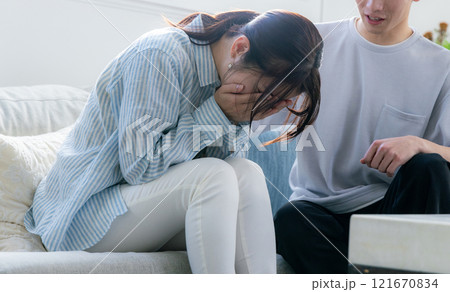 落ち込む女性と慰める男性 121670834