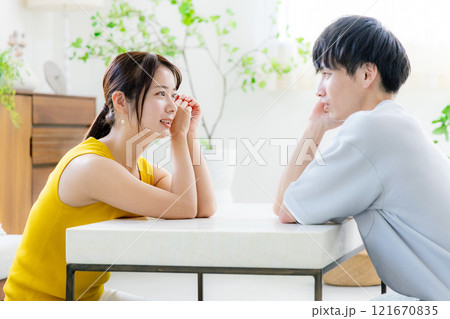 仲良しカップル 121670835