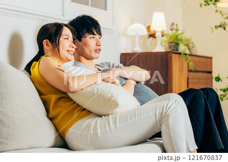 夜にテレビを見るカップル 夜にテレビを見るカップル 121670837
