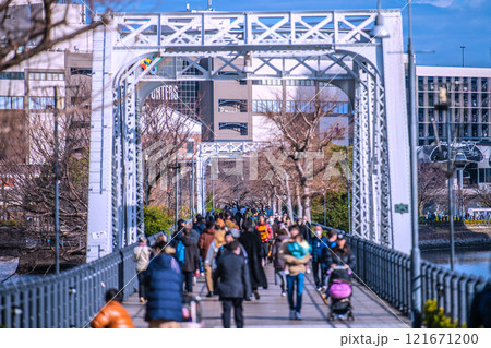 日本の横浜都市景観1月2日。観光客らで賑わうみなとみらいの汽車道などを望む=令和7年 日本の横浜都市景観1月2日。観光客らで賑わうみなとみらいの汽車道などを望む=令和7年 121671200