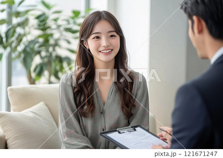 ファイナンシャルプランナーに相談する若い女性 121671247
