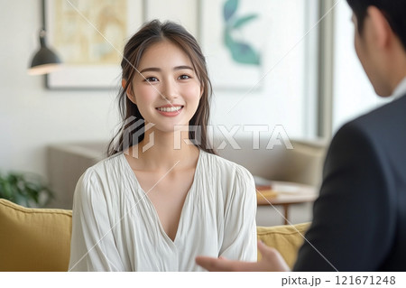 男性プランナーに相談する若い女性 121671248
