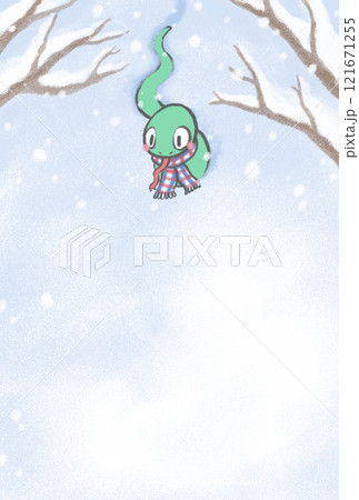 雪の中を歩くマフラーをした緑色のヘビ 雪の中を歩くマフラーをした緑色のヘビ 121671255