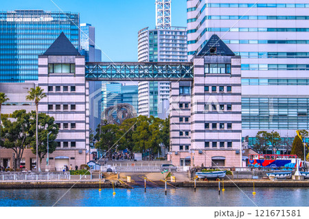 日本の横浜都市景観1月2日。みなとみらい。ドックヤードガーデン前の円形広場方向を望む=令和7年 日本の横浜都市景観1月2日。みなとみらい。ドックヤードガーデン前の円形広場方向を望む=令和7年 121671581