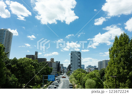 夏の木場公園、江東区木場公園の青空 夏の木場公園、江東区木場公園の青空 121672224