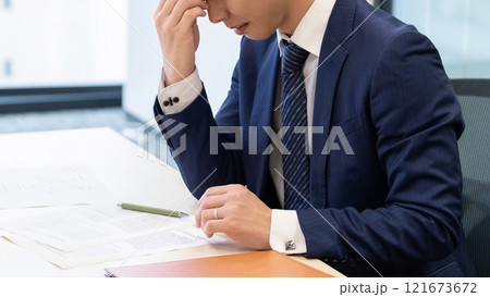 問題を抱えて悩む男性ビジネスマン 問題を抱えて悩む男性ビジネスマン 121673672