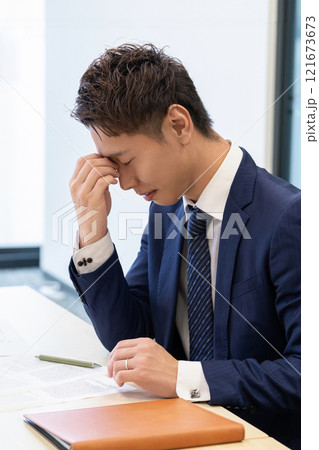 問題を抱えて悩む男性ビジネスマン 121673673
