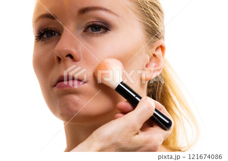 Makeup artist apply make up 121674086