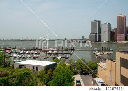Pier with boats and sailing yachts, Brooklyn Heights, NY, USA 121674334