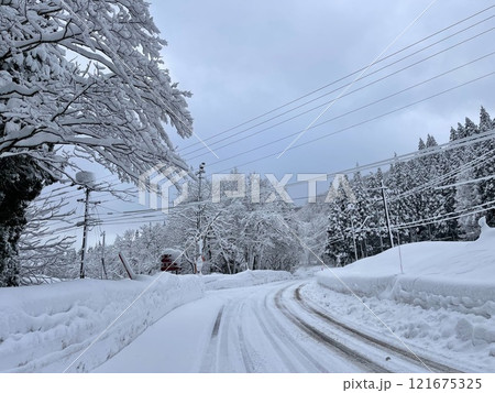 豪雪地方の雪道 豪雪地方の雪道 121675325