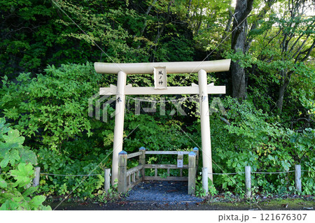 青森県 十和田湖 西湖畔 開運の小径 修験窟 風ノ神の鳥居 青森県 十和田湖 西湖畔 開運の小径 修験窟 風ノ神の鳥居 121676307
