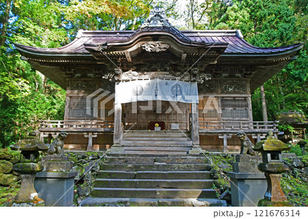 青森県　十和田湖　西湖畔　十和田神社　拝殿 121676314