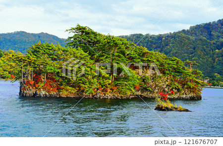 十和田湖　西湖　遊覧船から臨む鎧島 121676707