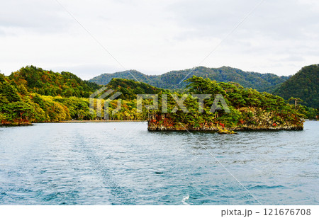 十和田湖 西湖 遊覧船から臨む鎧島 十和田湖 西湖 遊覧船から臨む鎧島 121676708