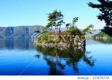 青森県　十和田湖　西湖　御前ケ浜から臨む恵比寿・大黒島　 121676710