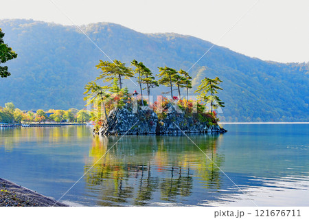青森県 十和田湖 西湖 御前ケ浜から臨む恵比寿・大黒島 青森県 十和田湖 西湖 御前ケ浜から臨む恵比寿・大黒島 121676711