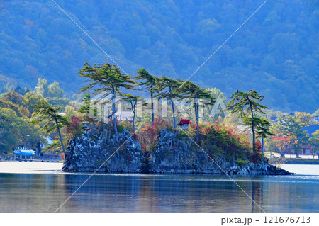 青森県 十和田湖 西湖 御前ケ浜から臨む恵比寿・大黒島 青森県 十和田湖 西湖 御前ケ浜から臨む恵比寿・大黒島 121676713