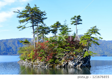 青森県 十和田湖 西湖 御前ケ浜から臨む恵比寿・大黒島 青森県 十和田湖 西湖 御前ケ浜から臨む恵比寿・大黒島 121676855