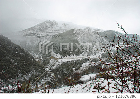中国　雲南省　徳欽　雪の白茫雪山峠 121676896