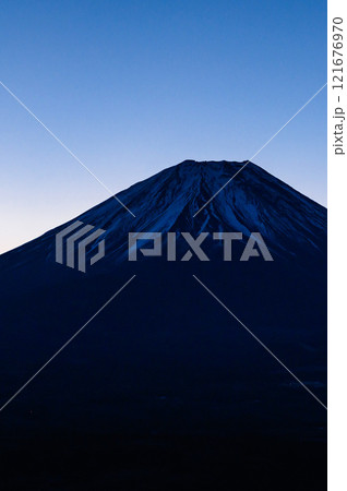 朝焼けの空と富士山の絶景（冬の竜ヶ岳より） 121676970