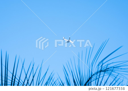 渋谷上空を飛ぶ飛行機　(写真素材) 121677338