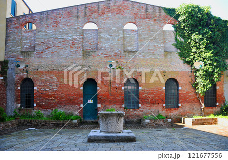 イタリア ヴェネツィア・ラグーン ムラーノ島 ガラス美術館 中庭 イタリア ヴェネツィア・ラグーン ムラーノ島 ガラス美術館 中庭 121677556