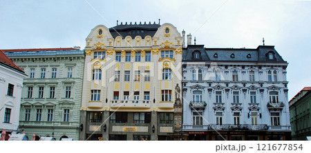 スロバキア共和国　首都ブラチスラヴァ、フラヴネー広場　ウヘリアン宮殿 121677854