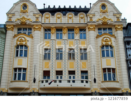 スロバキア共和国　首都ブラチスラヴァ、フラヴネー広場　ウヘリアン宮殿 121677859