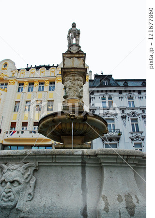 スロバキア共和国　首都ブラチスラヴァ　フラヴネー広場　ローランド噴水 121677860