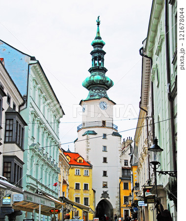 スロバキア共和国　首都ブラチスラヴァ　ミハエル塔　ミハエル門 121678044