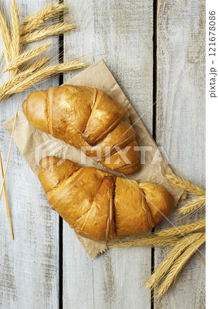 Fresh crispy croissants and a cup of fragrant tea. Breakfast. Morning. customs and culture. Start of the day. 121678086
