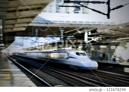 通過する新幹線を流し取り 121678299