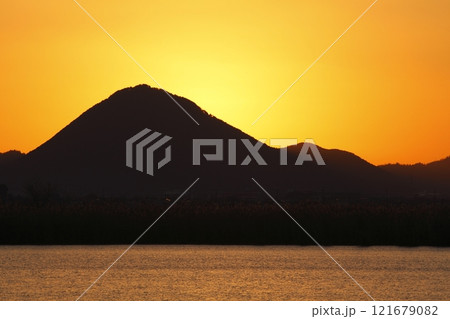 木浜内湖から見た三上山と日の出 121679082