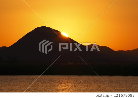 木浜内湖から見た三上山と日の出 121679085