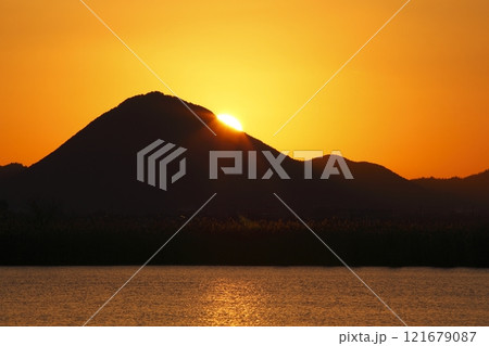 木浜内湖から見た三上山と日の出 121679087