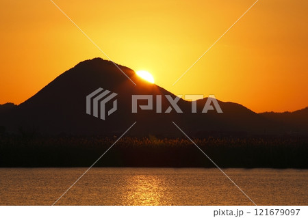 木浜内湖から見た三上山と日の出 121679097