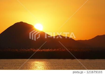 木浜内湖から見た三上山と日の出 木浜内湖から見た三上山と日の出 121679103