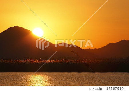 木浜内湖から見た三上山と日の出 木浜内湖から見た三上山と日の出 121679104