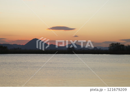 木浜内湖から見た三上山と日の出 木浜内湖から見た三上山と日の出 121679209